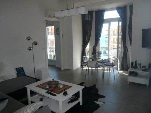 un salon avec un canapé et une table dans l'établissement 2 pièces, Centre Ville, 50 mètres plages et mer., à Menton
