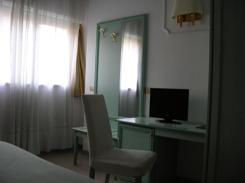 1 dormitorio con escritorio y ordenador. en Chiara Stella, en Roma