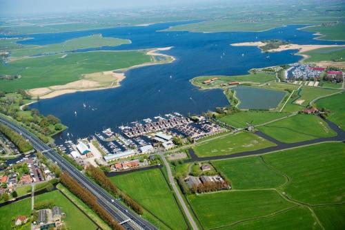 una vista aérea de un río y una ciudad en Vakantiewoning aan het water, en Uitgeest