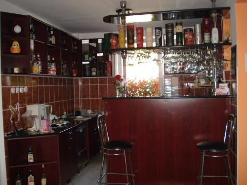 un bar con 2 taburetes en una habitación en Vila Intim, en Sovata