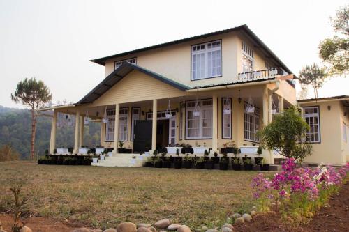 una casa con un prato davanti di The Arcadia Resort - Umroi a Shillong