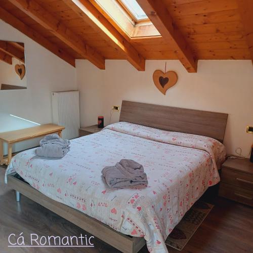 a bedroom with a bed with two towels on it at Romantic Spa in Venas