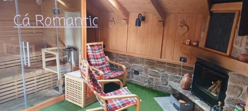 a room with two rocking chairs and a fireplace at Romantic Spa in Venas