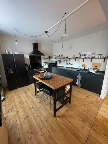 - une cuisine avec une table en bois dans une chambre dans l'établissement Chalet / Maison Bourgeoise entièrement rénovée, à Vignec