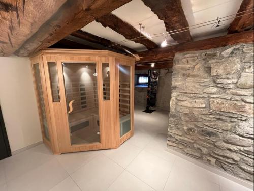 een houten kast in een kamer met een stenen muur bij Chalet / Maison Bourgeoise entièrement rénovée in Vignec