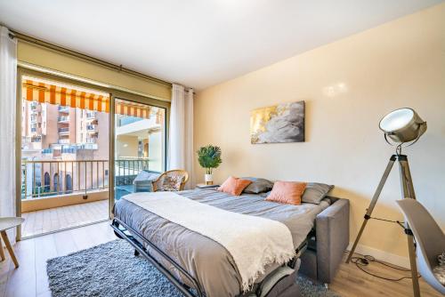 Postel nebo postele na pokoji v ubytování 50m Monaco - Grimaldi forum - Larvotto Beach - AI