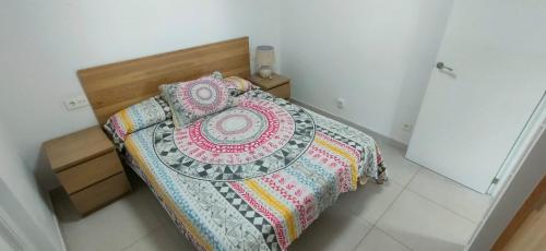 een bed met een dekbed in een kamer bij Casa Carmen 1 in Cudillero