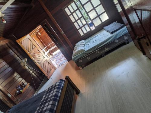 an overhead view of a bedroom with a bed and a window at Hostel Park in Uberlândia