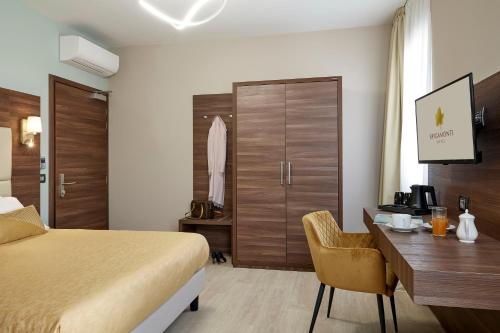 Televízia a/alebo spoločenská miestnosť v ubytovaní Hotel Spigamonti