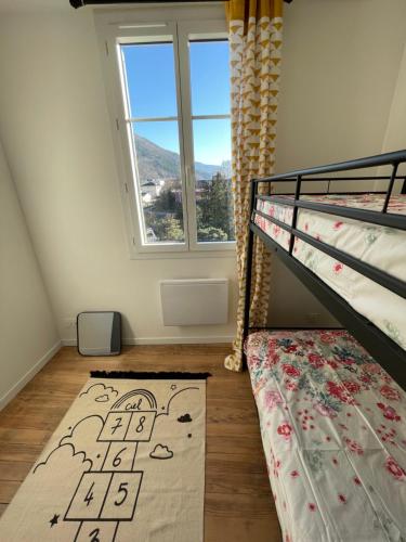 une chambre avec deux lits superposés et une fenêtre dans l'établissement T2 Bis Cosy proche Gare, à Lourdes