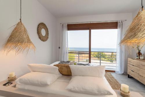Легло или легла в стая в Luxury NissoVilla with Private Pool & Sea Views