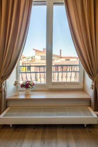 a window seat with a view of a balcony at GoodNight Apartment Slengiai in Mozūriškiai