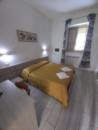 Una cama o camas en una habitación de Casa Vacanza Marco Gianola Formia