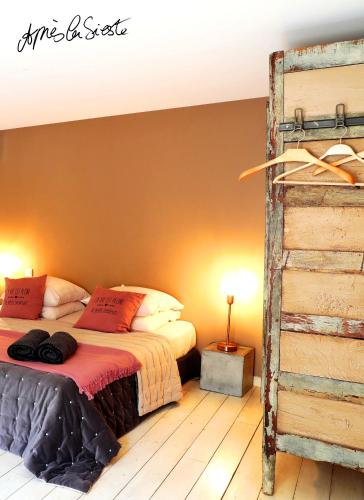 a bedroom with two beds and a ladder at Apres La Sieste in Saint-Laurent-des-Arbres