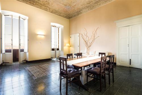 ein Esszimmer mit einem Tisch und Stühlen in der Unterkunft Relais Santa Croce in Cagliari