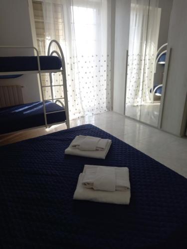 Una cama o camas en una habitación de Casa Vacanza Marco Gianola Formia