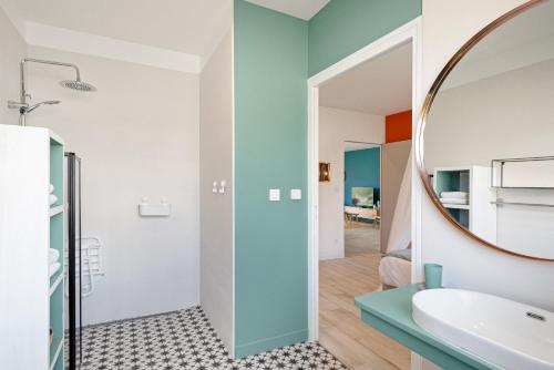 uma casa de banho com um espelho e um lavatório em Rumtrotters em Le Vauclin