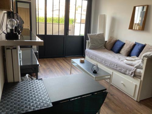 un salon avec un canapé et une table dans l'établissement Studio Pessac, à Pessac