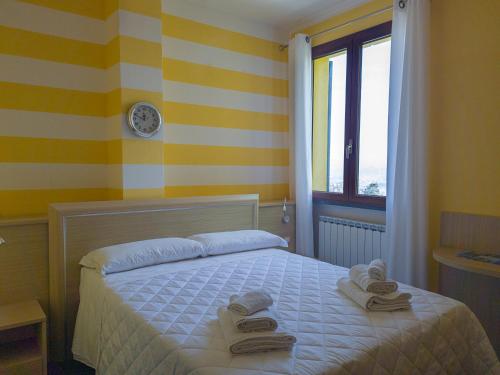a bedroom with a bed with towels on it at Agriturismo La Pietra 1 e La Pietra 2 in La Spezia