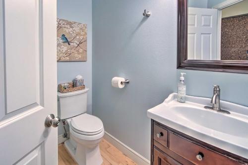 Un baño de Remarkable Yakima Getaway with Pool and Hot Tub!