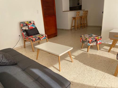 uma sala de estar com um sofá, uma mesa e cadeiras em Apartamento 1 Alcoba en Altamar 703 Cartagena em Cartagena das Índias