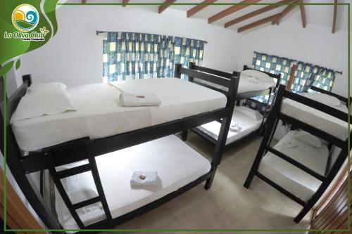 מיטה או מיטות קומותיים בחדר ב-La Oliva Club Centro Campestre