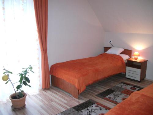 Un pat sau paturi într-o cameră la Jóbor Vendégház