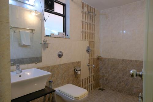 The Byke Royal Pearl Anjuna tesisinde bir banyo