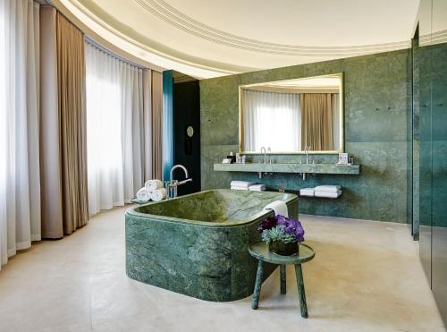 Hotel Cafe Royal Image