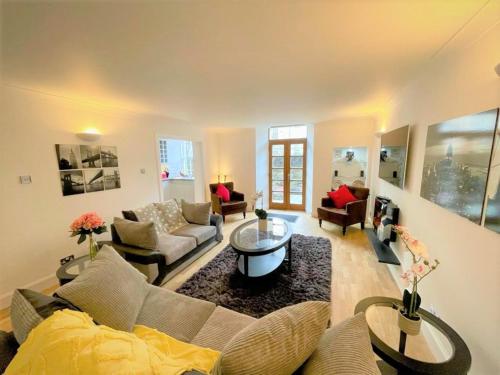 sala de estar con sofá y mesa en Elite 3 Bed New Town Apt with Private Walled Garden en Edimburgo