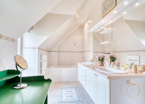 La salle de bains est pourvue d'un lavabo et d'une baignoire. dans l'établissement Nunki YourHostHelper, à Tourville-sur-Odon