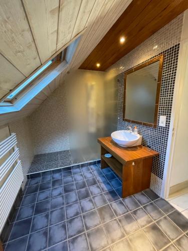 une salle de bain avec un lavabo et un miroir dans l'établissement Chalet / Maison Bourgeoise entièrement rénovée, à Vignec