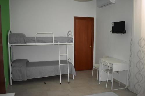 Habitación pequeña con 2 literas y escritorio. en B&B Da Zio Peppe en Cirella