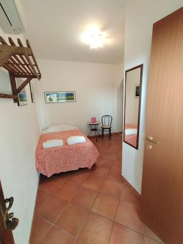 a small room with a bed and a table at Agriturismo Bio Pian Dei Casali in Saturnia