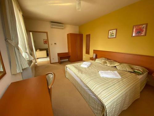 Postel nebo postele na pokoji v ubytování Bernadett Villa Apartman 2