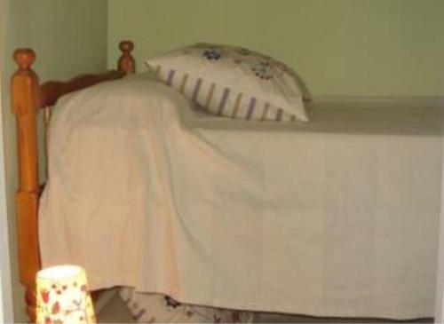 una cama con una almohada encima en Islantilla a 50 metros de la playa, en Islantilla