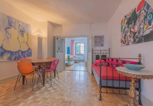 ein Wohnzimmer mit einem Sofa und einem Tisch in der Unterkunft Appartement de vacances Un ange passe à Porrentruy in Pruntrut
