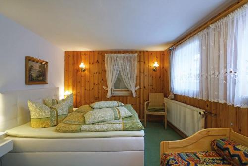 a bedroom with a bed and a window at Domizil Aschbergblick in Klingenthal