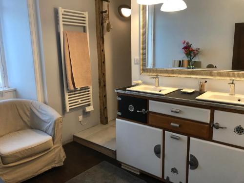 Piégut-PluviersにあるMaison Mercrediのバスルーム(シンク、鏡、椅子付)