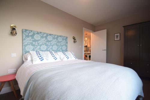 Tempat tidur dalam kamar di Flat 1 High Tide House, Mortehoe - beautifully designed ground floor flat with sea views and garden