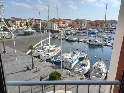 Imagen de la galería de Port Brescou, T3 en duplex climatisé, superbe vue sur le port, en Cap d'Agde