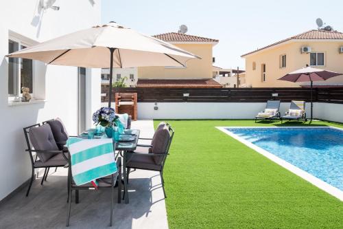 Πισίνα στο ή κοντά στο Voroklini Villa with Pool