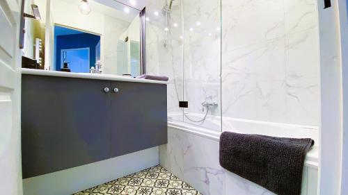 a bathroom with a shower and a sink and a tub at St Roch 1 Magnifique 2 pièces proche Centre Gare Port in Antibes