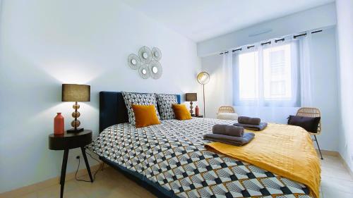 Кровать или кровати в номере St Roch 1 Magnifique 2 pièces proche Centre Gare Port