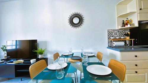 une salle à manger avec une table et des chaises bleues dans l'établissement St Roch 1 Magnifique 2 pièces proche Centre Gare Port, à Antibes