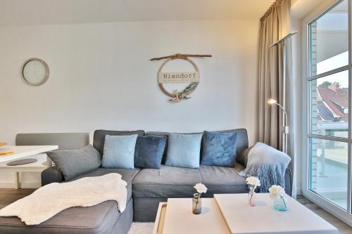 un soggiorno con divano e tavolo di Maison Baltique Niendorf Maison Baltique Appartement 03 a Niendorf