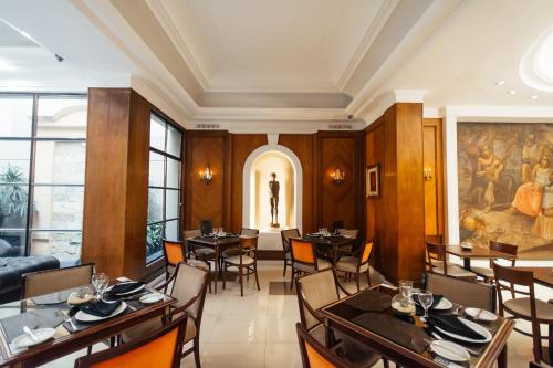 Un restaurant u otro lugar para comer en Dorá Hotel Buenos Aires