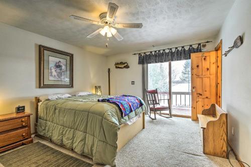 - une chambre avec un lit et un ventilateur de plafond dans l'établissement Lakefront Phelps Cottage with Private Boat Dock, à Phelps