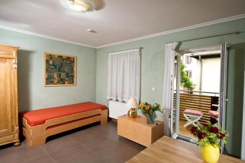 ハイデルベルクにあるHeidelberg ROOMSのベッドルーム(赤いベンチ、バルコニー付)