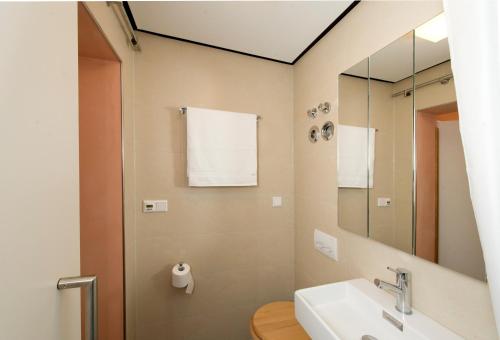 een badkamer met een wastafel en een spiegel bij Heidelberg ROOMS in Heidelberg